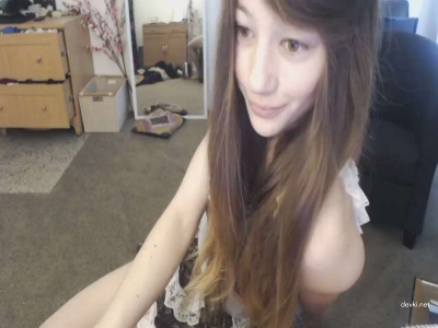 Худая мастурбирует в разных позах