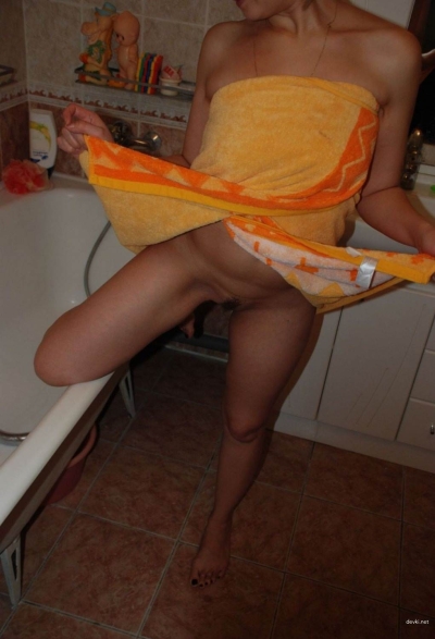 Девушка демонстрирует свои интимные места во время водных процедур