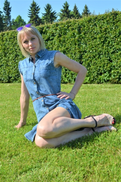 The woman showed her slender legs and firm butt