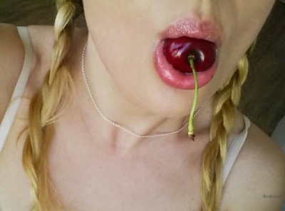 Молодая тёлочка красуется в кружевном нижнем белье перед зеркалом