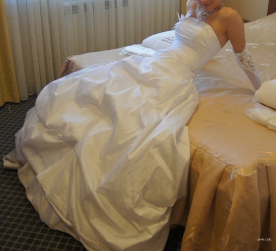 A woman in a wedding dress shows her tits