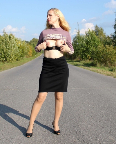 Жена любит показывать свою грудь