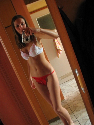 Photographing yourself is a way to show all your beauty and sophistication: slender figure, graceful breasts and charming face