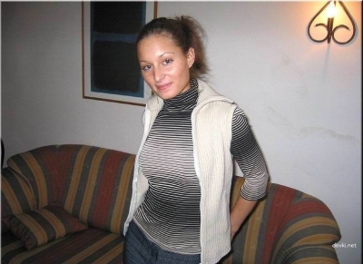 Стройная на диване