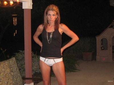 Женщина позирует голой показывая свою пизду