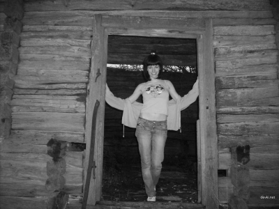 Киска с классной грудью показывает себя голой