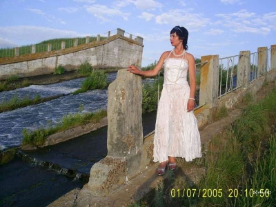 Mature bride sucks cock