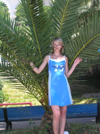 Шлюшка Люда очень любит отсасывать члены