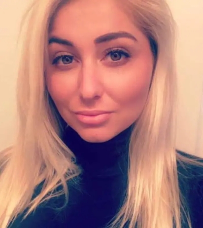 Cute blonde with a delicious round ass shows everything