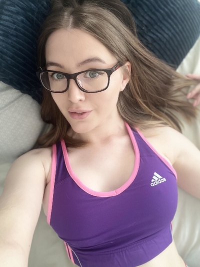 Милашка с отличным бюстом показывает себя голой