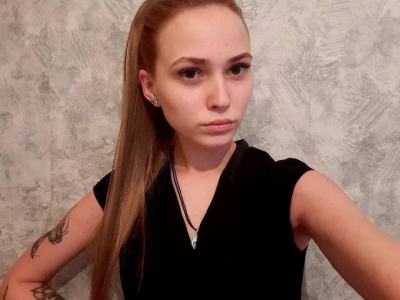 Девушка с тату светит своим обнаженным телом