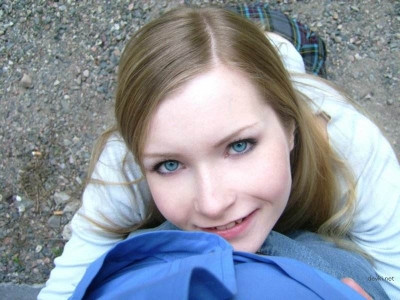 Милашка отсосала член на улице и трахнула себя дома