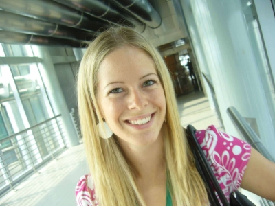 Голая блондинка раздвигает ножки показывая пизду