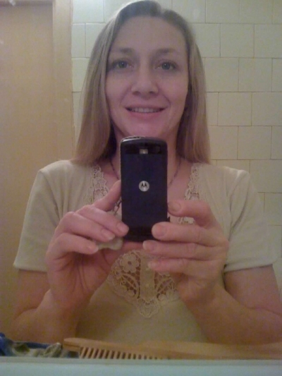 Взрослая женщина выглядит потрясающе на своих домашних снимках