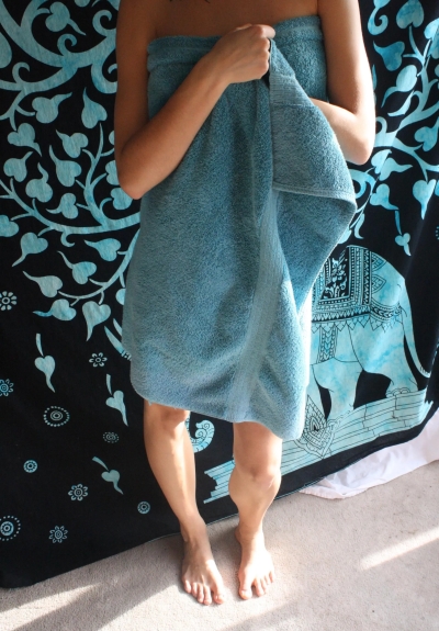 The girl opened the towel