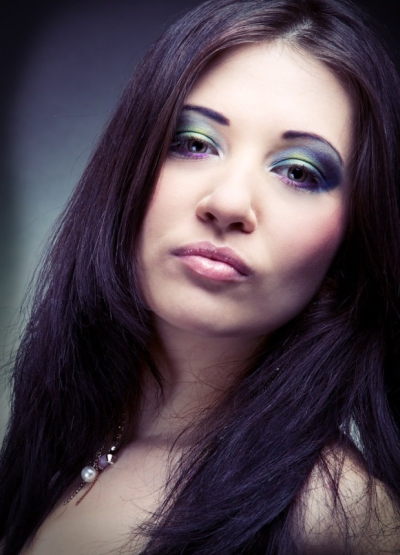 Привлекательная дамочка ласкает пенис и получает сперму на себя