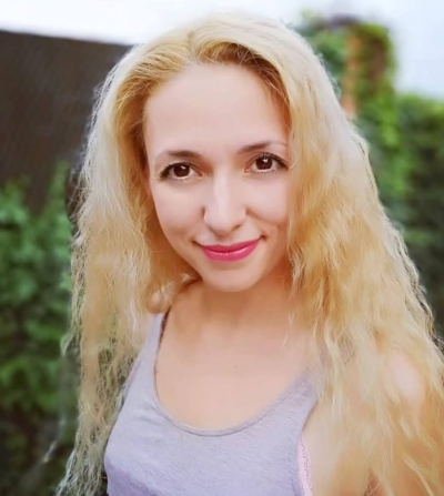 Стройная красотка обожает позировать голой и сосать член