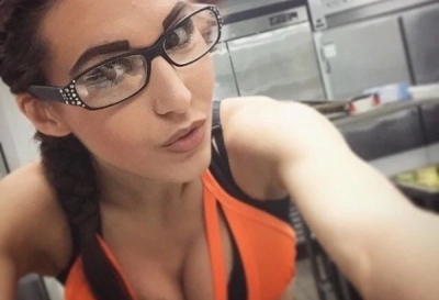 Девушки скучают на работе (24 фото)