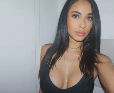 Киара Гомес: горячая брюнетка с пышными формами (36 фото)