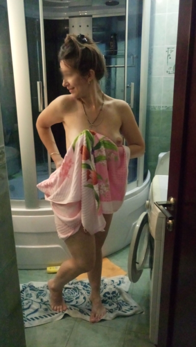 Женщина в ванной крутила своей пышной попой перед зеркалом