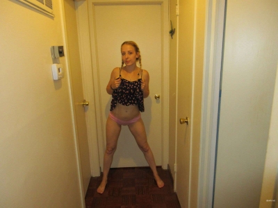 Девушка с вибратором