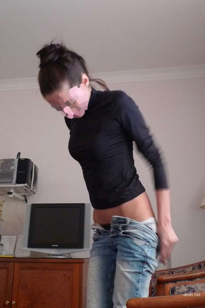 Худенькая девушка голышом