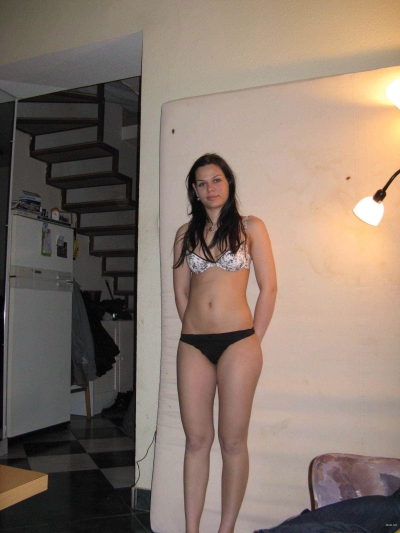 Отсасывает член и показывает пилотку