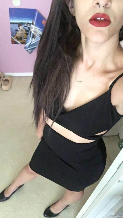 Голая фотографирует свои дырочки