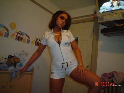 Симпатичная девчонка развлекается