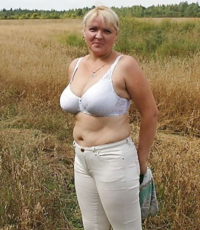 Milf undressed in the field