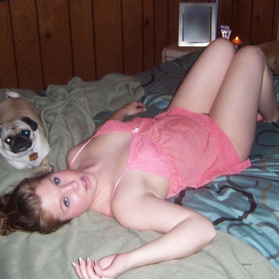 Рыжая а розовом пеньюаре