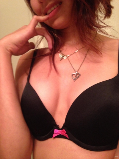 Позирует голая и ласкает передок пальчиками