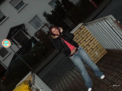 Сняла с себя трусики и засунула пальчик в попку