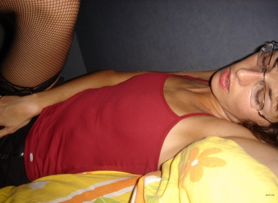 Женщина мастурбирует в постели