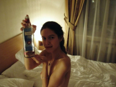 Обнаженная девушка в отеле