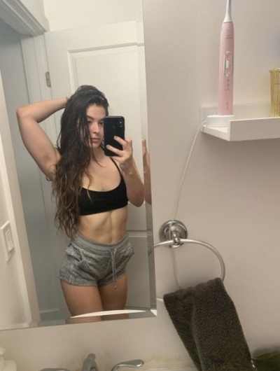 Красивая и молодая брюнеточка фоткает себя засвечивая свои дырочки