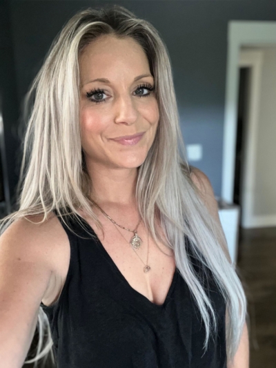 Beautiful milf loves to show off her naked body