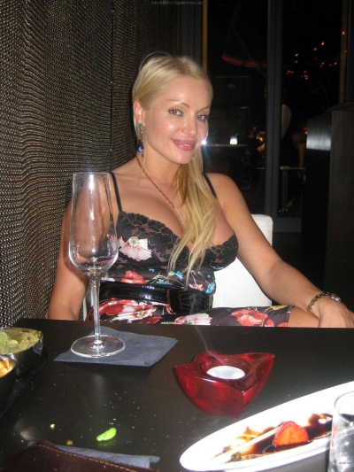 Соблазнительная зрелая блондинка показывает свою манящую киску на частных фотографиях