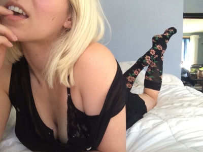 Сексуальная девчонка в эро фото: изгибы тела и шарм онлайн