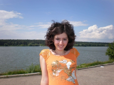 Девчонка любит показывать свою обнаженную грудь