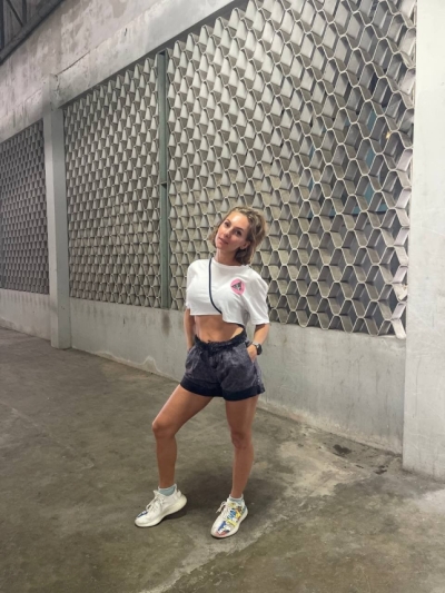 Красивая стройная девушка разделась и показала свои прекрасные формы