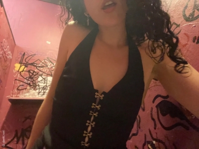 A drunk girl in a bar showed her pussy and tits