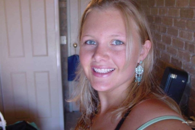 Домашние и уличные селфи молодой девчонки без прикрас