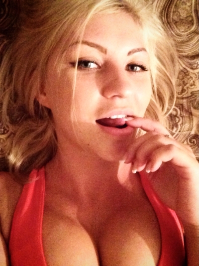 Симпатичная блондинка делает быстрый минет любовнику