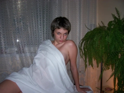 Молоденькая позирует показывая свои сиськи и попку