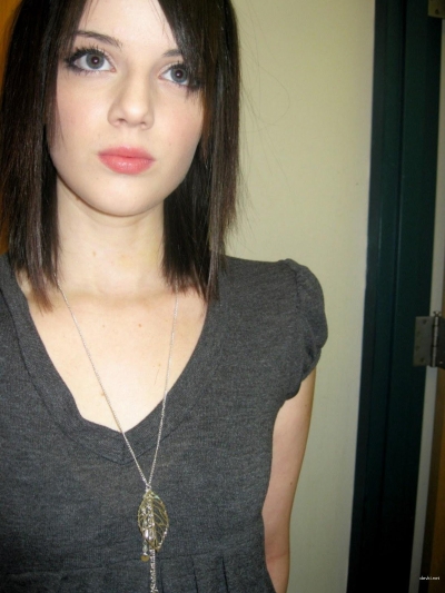 Молодая девочка показывает свою бритую письку