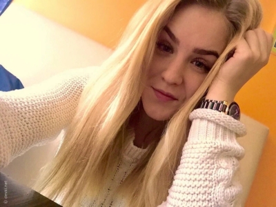 Влажная киска возбужденной девушки