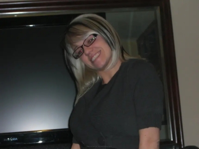 Девка с большими сиськами позирует во время минетв