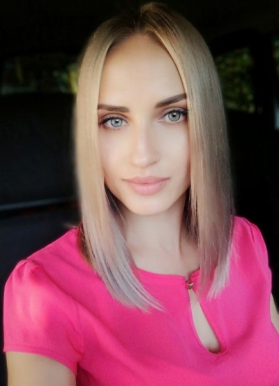 Голая блондинка делает откровенное селфи для тебя