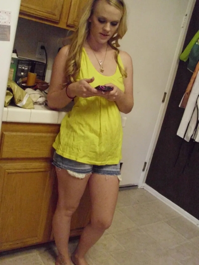 Показываю свою грудь. Ты бы трахнул меня, если бы мог?